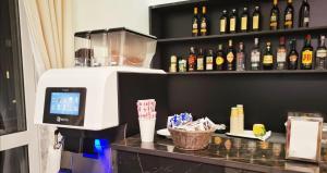 Eine Kaffeemaschine auf einer Theke mit Weinflaschen. in der Unterkunft CSI Group - Hotel Metropoli in Mailand
