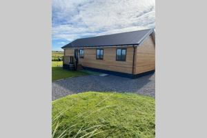 eine Ausstellung eines Hauses mit einer Garage in der Unterkunft The Gallafield, Self Catering Bungalow , Stornoway in Stornoway