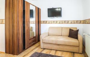 sala de estar con sofá y TV en la pared en 2 Bedroom Lovely Home In Heiligenbrunn, en Heiligenbrunn