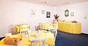 Reštaurácia alebo iné gastronomické zariadenie v ubytovaní Pension Jaqueline