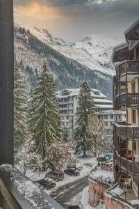 een balkon met uitzicht op een stad in de sneeuw bij Apartment Mont du Soleil in Chamonix-Mont-Blanc