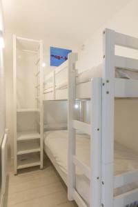 een kamer met 2 stapelbedden en witte planken bij Apartment Mont du Soleil in Chamonix-Mont-Blanc