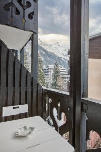 een tafel op een balkon met uitzicht op een berg bij Apartment Mont du Soleil in Chamonix-Mont-Blanc