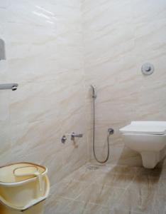 ein Bad mit einem WC und einer Dusche in der Unterkunft Hotel Shree Shyam International in Bilāspur