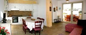 una cucina e una sala da pranzo con tavolo e sedie di Cuore di mare SALENTO - Beach House for Families a Torre Pali
