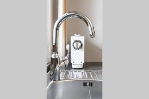 un lavandino con rubinetto della cucina di Apart Hackl a Sautens