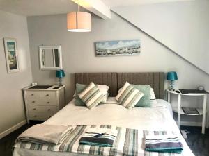 Una cama o camas en una habitación de Bridgeside Guest House
