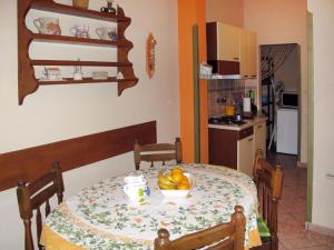 eine Küche mit einem Tisch und einer Obstschale darauf in der Unterkunft Casetta Olivetta in Šišan