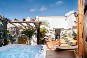 Bazén v ubytování El Charco Suites nebo v jeho okolí