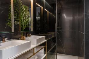 Koupelna v ubytování We Me Suite Hotel