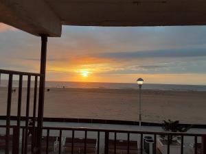- un coucher de soleil sur la plage avec un éclairage de rue dans l'établissement Rideau Oceanfront Motel, à Ocean City