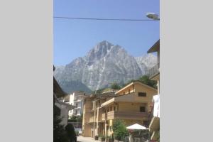 a view of a mountain from a street with buildings at La montagna incantata in Isola del Gran Sasso dʼItalia