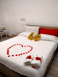 Cama ou camas em um quarto em La casa nel Borgo Sospeso "con vasca e vista panoramica"