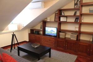 TV a/nebo společenská místnost v ubytování INSIDEHOME Apartments - Ático del Val