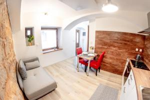 cocina y sala de estar con mesa y sillas en Pilsen apartment en Plzeň