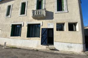 um edifício com uma porta e uma varanda em Appartement indépendant dans maison de village em Saint-André-de-Sangonis