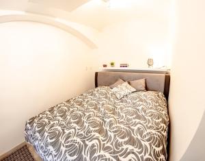 1 dormitorio con 1 cama en una habitación blanca en Pilsen apartment en Plzeň