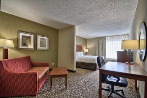 Posezení v ubytování Clarion Inn & Suites - University Area