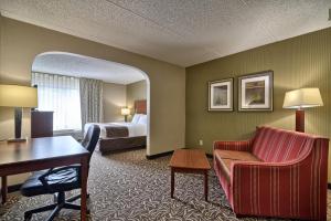 Posezení v ubytování Clarion Inn & Suites - University Area