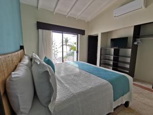 - une chambre avec un lit et une télévision dans l'établissement Mirador Acapulco, à Acapulco