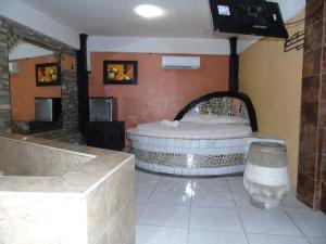 Habitación con baño con bañera. en Hotel Imperial, en Guayaquil