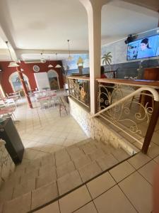 a restaurant with a bar with a tv on the wall at Appartement moderne à Pointe-Noire - 36 m² - Piscine & Jacuzzi in Pointe-Noire