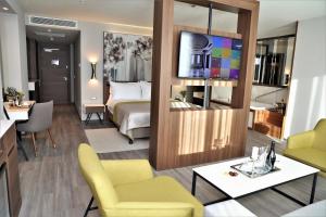 TV a/nebo společenská místnost v ubytování Limak Skopje Luxury Hotel