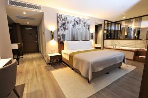 Postel nebo postele na pokoji v ubytování Limak Skopje Luxury Hotel