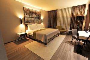 Postel nebo postele na pokoji v ubytování Limak Skopje Luxury Hotel