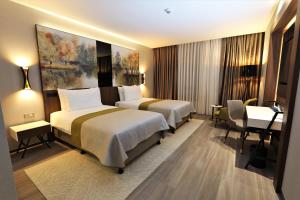 Postel nebo postele na pokoji v ubytování Limak Skopje Luxury Hotel