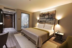 Postel nebo postele na pokoji v ubytování Limak Skopje Luxury Hotel