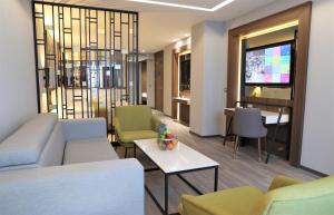 TV a/nebo společenská místnost v ubytování Limak Skopje Luxury Hotel