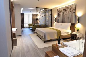Postel nebo postele na pokoji v ubytování Limak Skopje Luxury Hotel