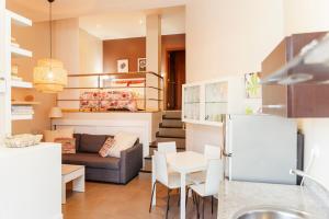 een woonkamer met een bank en een tafel en stoelen bij Estudio Camino de Rodeira, en Playa de Rodeira, Cangas in Cangas de Morrazo