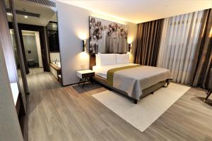 Postel nebo postele na pokoji v ubytování Limak Skopje Luxury Hotel