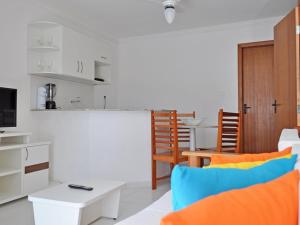a living room with a couch and a table at Residencial Mont Hebron - Tonziro in Porto Seguro