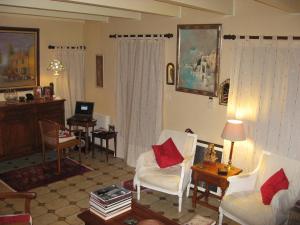 a living room with a couch and chairs and a table at L' Esterlanges SUITE FAMILLE 2 chambres 4 personnes PROCHE PUYduFOU in Saint-Vincent-Sterlanges