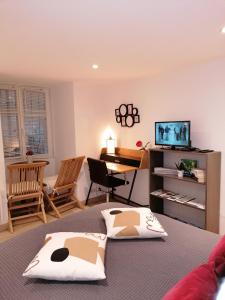 een slaapkamer met een bed met 2 kussens en een bureau bij Soriers in Aspremont