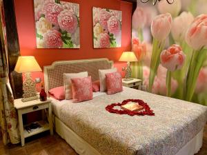 Un dormitorio con una cama con flores rosas. en Akla La Casa Del Puente, en Regules 37 fotos más