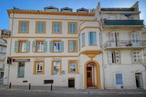 Το κτήριο όπου στεγάζεται  το διαμέρισμα