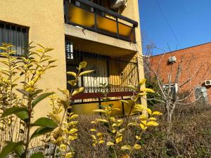 - un bâtiment avec un balcon sur le côté dans l'établissement Pálma apartman, à Szentes