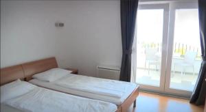 Giường trong phòng chung tại Hotel Lukas