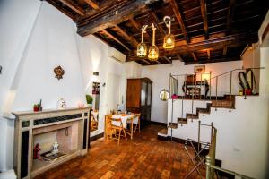 sala de estar con chimenea y mesa en Bruno Domus Antiqua en Roma