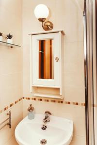 a bathroom with a sink and a mirror at Estudio Camino de Rodeira, en Playa de Rodeira, Cangas in Cangas de Morrazo