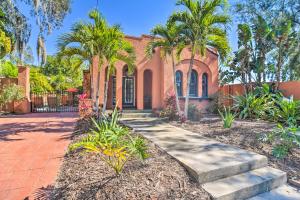une maison en briques avec des palmiers et une passerelle dans l'établissement Vibrant Sarasota Studio Less Than 1 Mile from the Beach!, à Sarasota