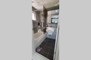 ein Badezimmer mit einer Badewanne, einem WC und einem Waschbecken in der Unterkunft Grace River House Block A in Hoengsong