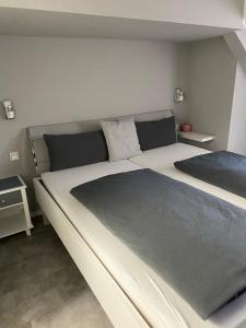 ein Schlafzimmer mit einem großen Bett in einem Zimmer in der Unterkunft Hotel Kellermann in Overath