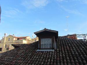 una pequeña ventana en el techo de una casa en B&B a le Boteghe en Venecia