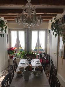a dining room with a table with food on it at B&B a le Boteghe in Venice