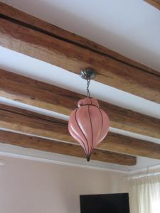 a light fixture hanging from a wooden ceiling at B&B a le Boteghe in Venice